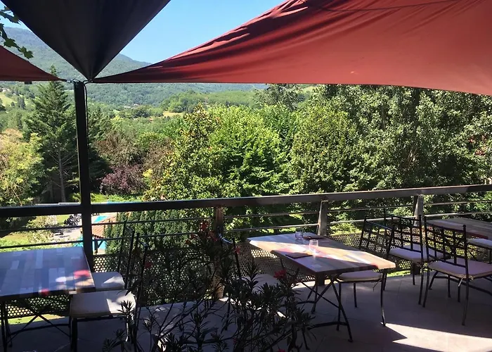 Logis Restaurant Le Castel Fleuri 2*