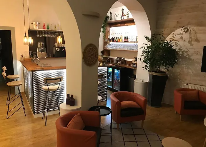 Logis Restaurant Le Castel Fleuri 2*